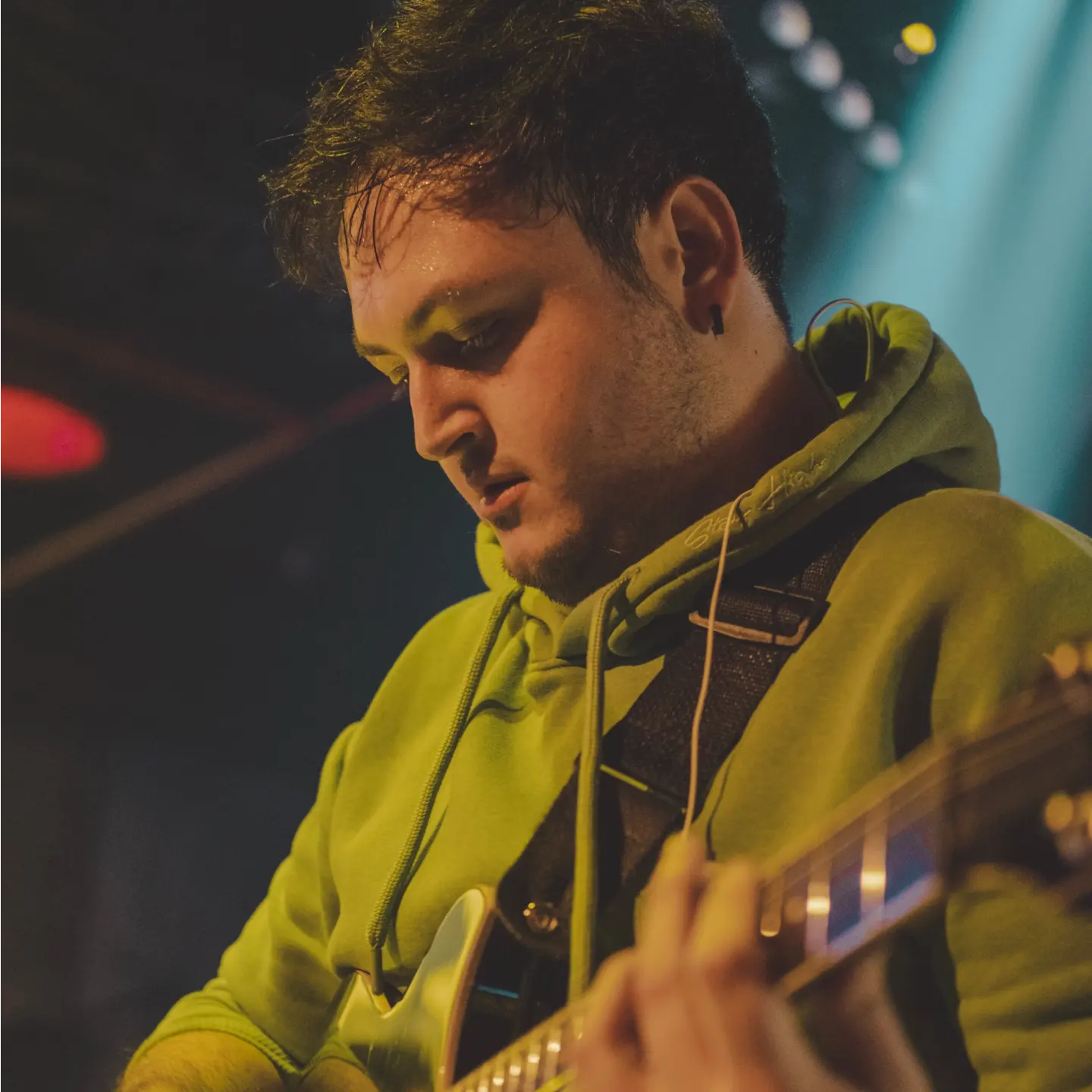 Tahir Alaybeyi performing live on guitar
